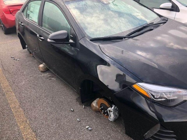 The thieves removed the wheels in the parking lot of the dealership - Wheels, Parking, Theft, Longpost