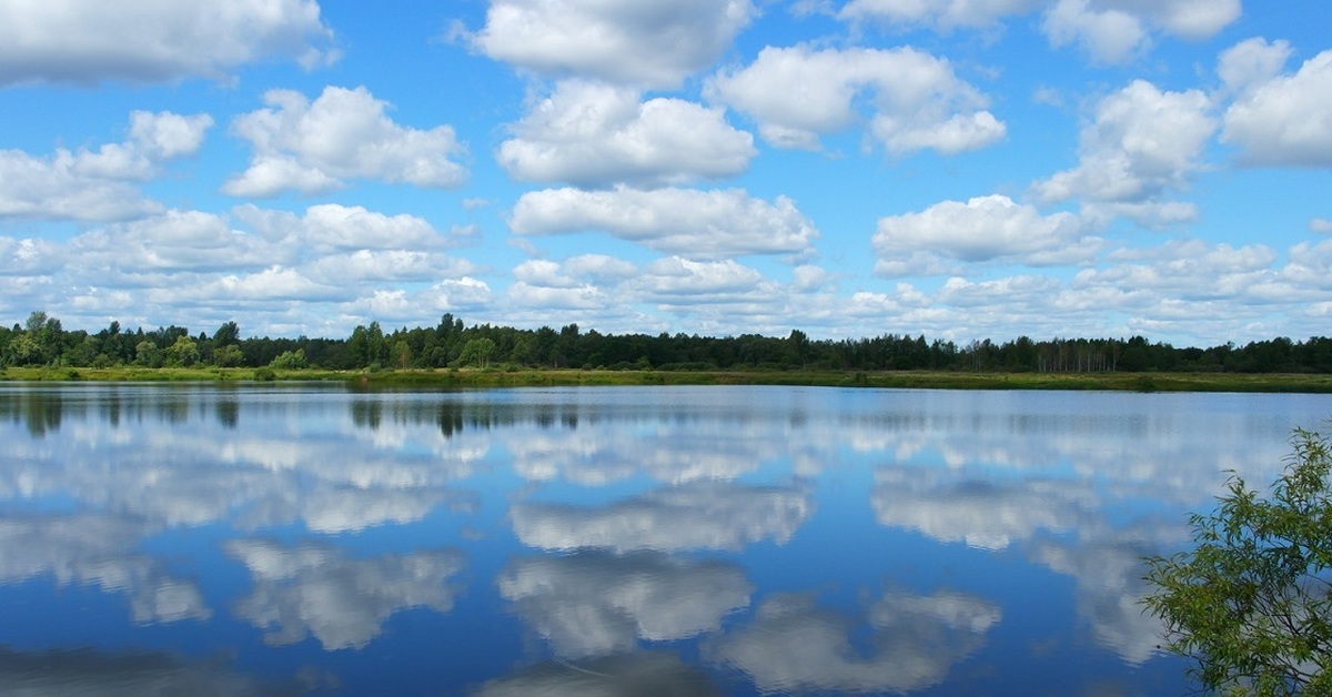 Озеро облака. Облака над озером. Река небо. Отражение облаков в воде. Небо над озером.