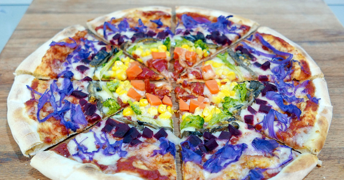 Какая я пицца. Умами пицца. Синяя пицца. Картинки про пиццу с фиолетовым цветом.