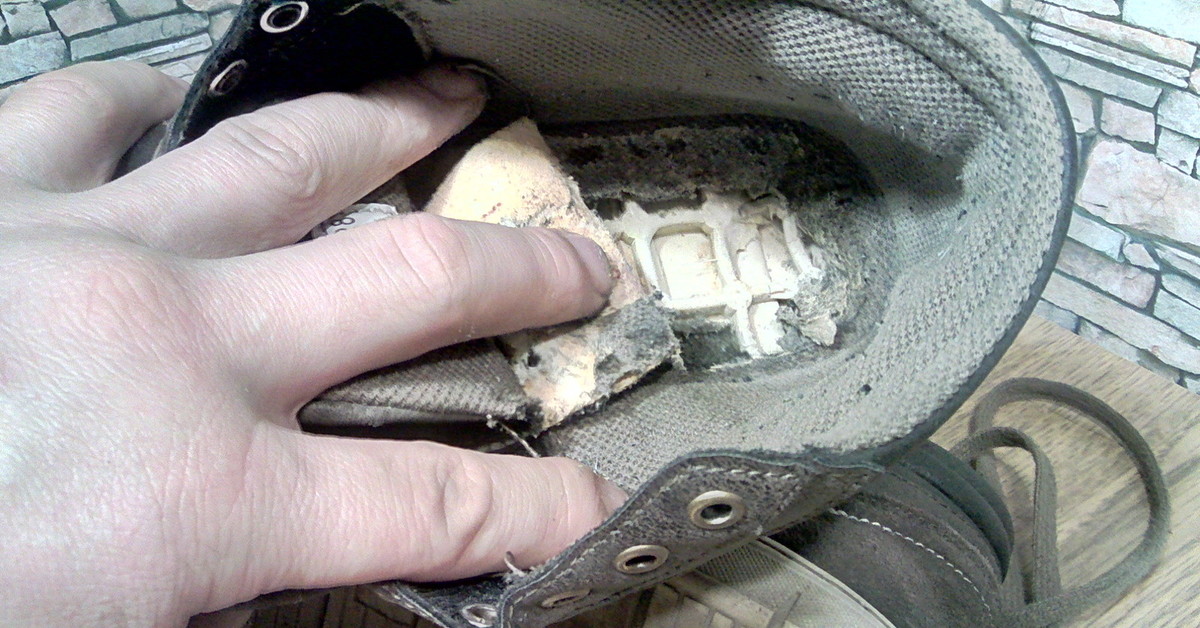 Восстановление подошвы. Заклейка дырки в подошве. Починить подошву кроссовок. Протерлась подошва. Дырка в подошве кроссовок.