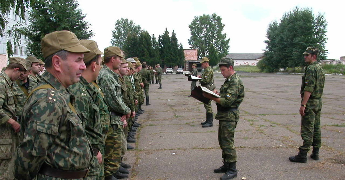 Вечерняя поверка. Армия. Вечерняя прогулка в армии. Солдаты на вечерней поверке.