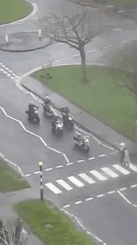 Банда байкеров на пешеходном переходе Байкеры, Пешеходный переход, Мото, Гифка, Доброта