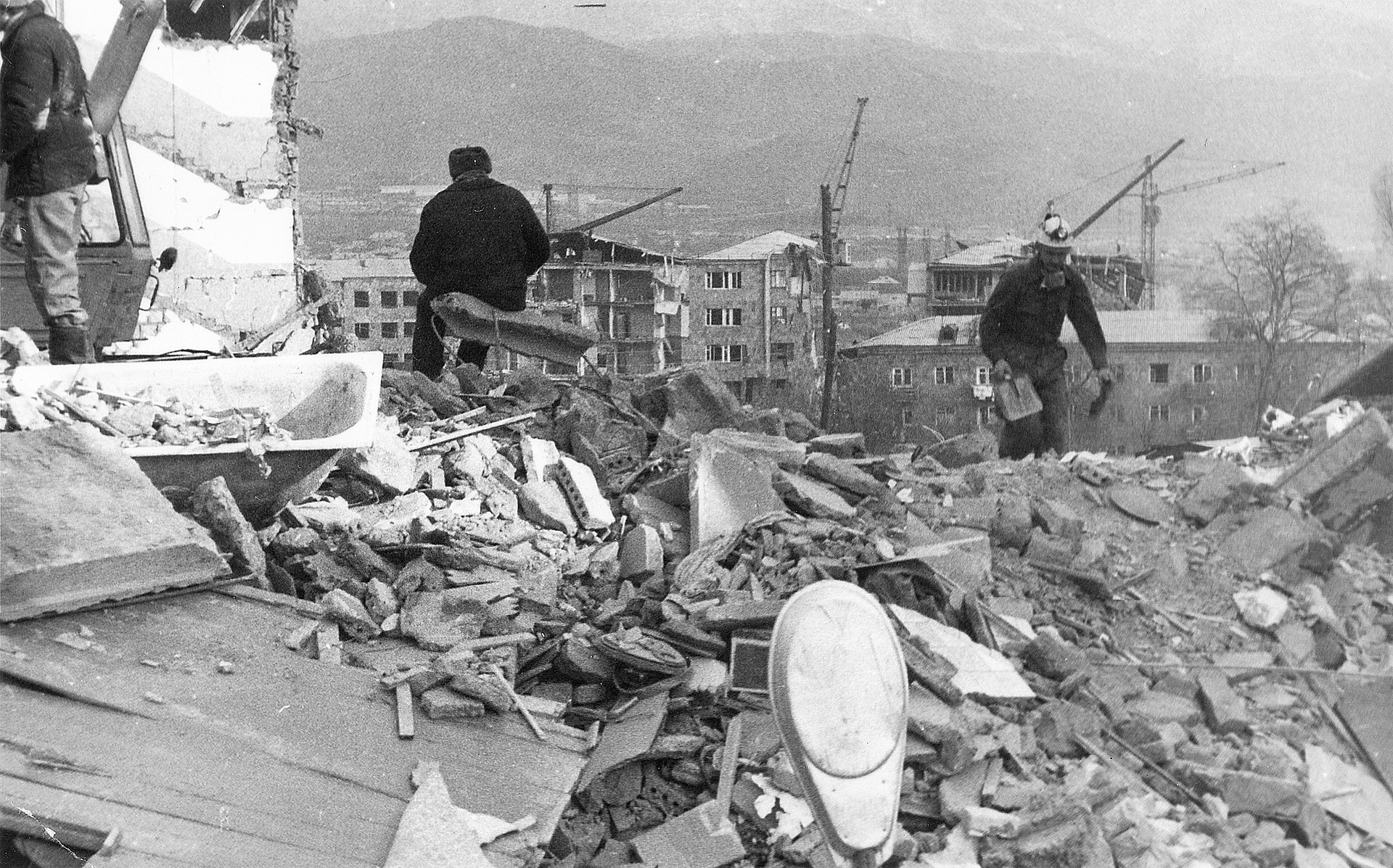 Землетрясение в хороге. Спитак землетрясение 1988. Землетрясение в Армении в 1988. Землетрясение в Армении Спитак.