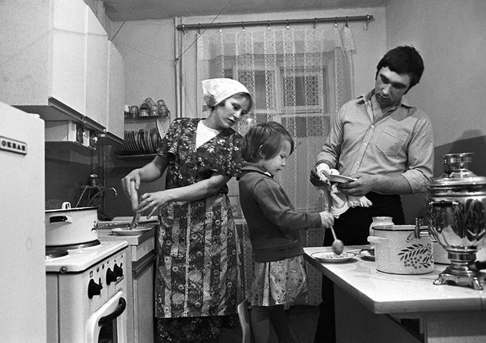 На кухне. Старое фото Колоризация, Молодая семья, Кухня, СССР
