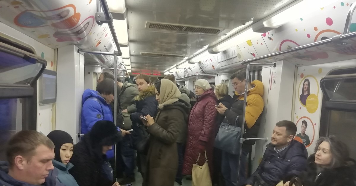 Вагон метро в час пик