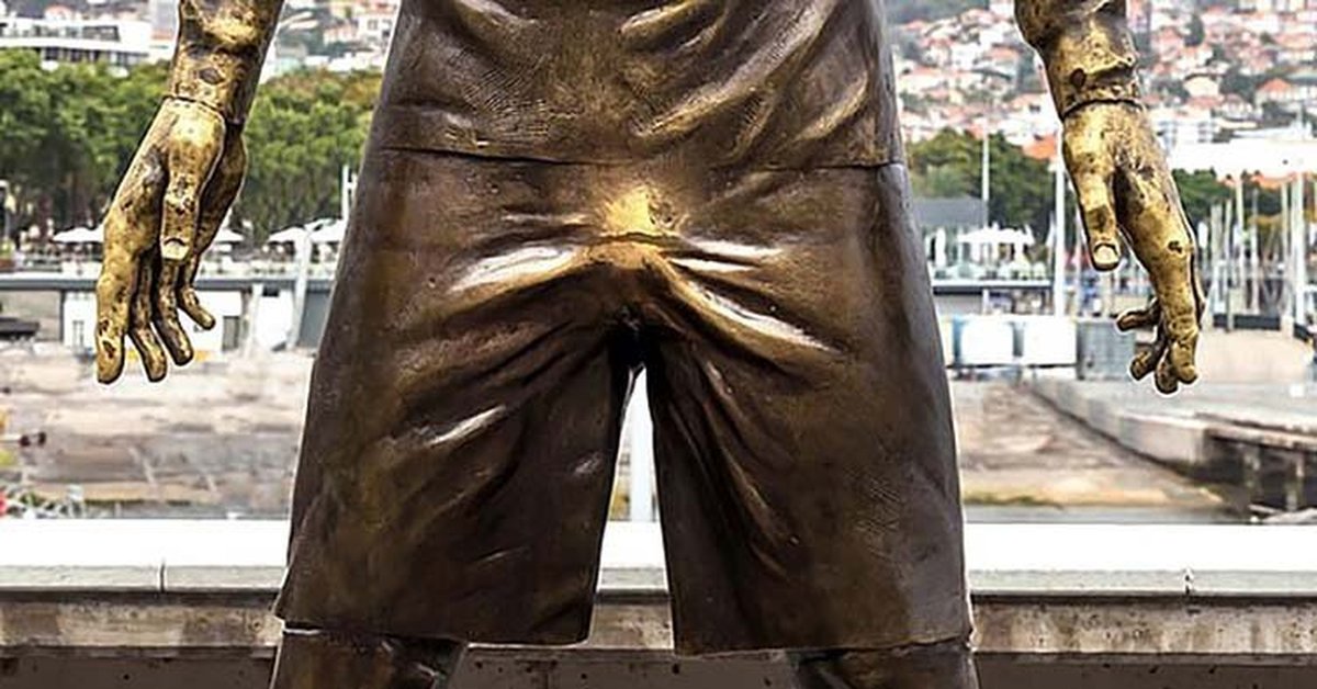 Трогает яйца мужчине. Памятник Рональдо отпалирован. Причинное место памятник Криштиану Роналду. Криштиану Роналду скульптура из бронзы. Памятник Роналду в Португалии натерли яйца.