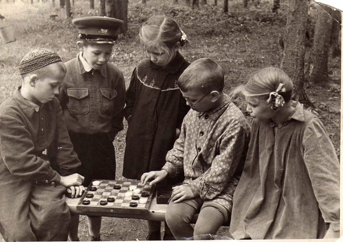 Пионеры играют в шашки. Старое фото, колоризация - Колоризация, Старое фото, Пионеры