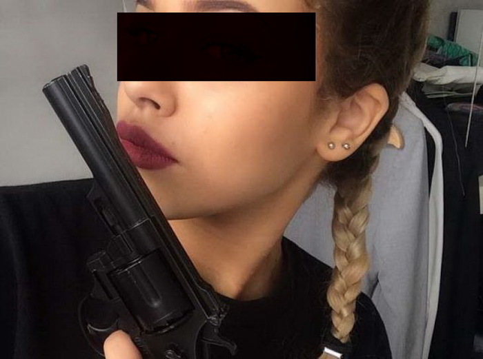 13-year-old girl accidentally shoots herself in the face while taking a selfie - Selfie, Stupid, Pistols, Fools