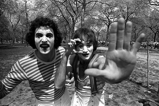 When you take a photo of a walking mime and 35 years later it's Robin Williams - Robin Williams, Story, Longpost, Mime, Black and white photo