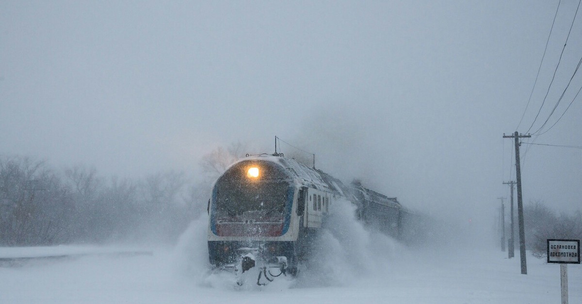 Поезд снежные заносы. Снежные заносы на железных дорогах. Поезд в снегу. Поезд в снегопад. Снегопад на ЖД.
