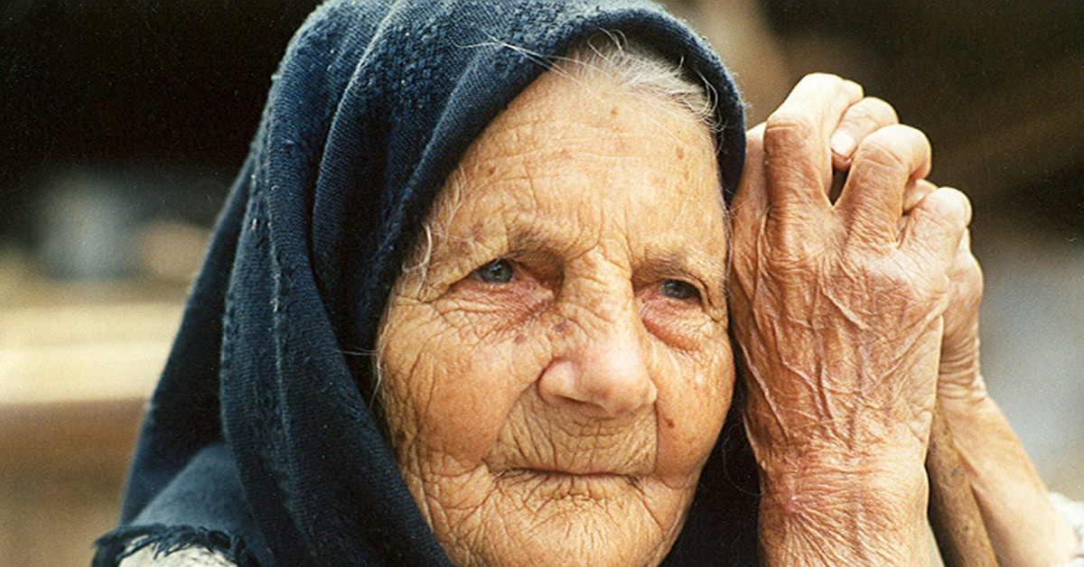 Мать без глаз. Бабушка молится. Старушка молится. Старая мать. Православная бабушка.