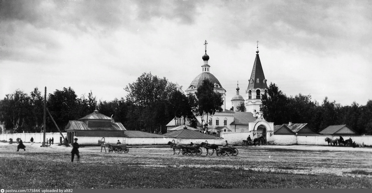 Место изображенное на фотографии. Нижний Новгород женский Крестовоздвиженский монастырь 19 в. Крестовоздвиженская площадь Нижний Новгород. Нижний Новгород Крестовоздвиженский монастырь в 19 веке. Крестовоздвиженский монастырь до революции Нижний Новгород.