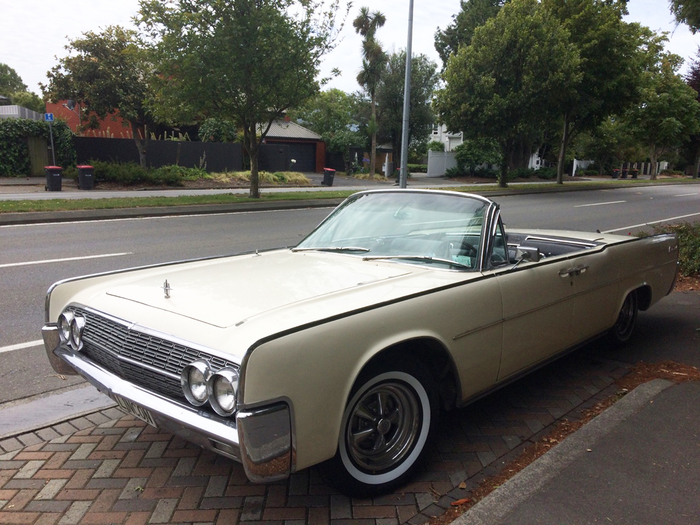 Lincoln Continental - produced since 1961. The engine is a modest volume of 7 liters, in the interior trim - California walnut veneer. - My, Lincoln, Automotive classic, American auto industry, , Longpost