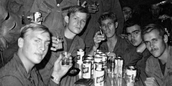 «Ñîñêî÷èâøèå»: êàê âåòåðàíû Âüåòíàìà èçáàâëÿëèñü îò íàðêîçàâèñèìîñòè Äëèííîïîñò, Èñòîðèÿ, Âîéíà, Íàðêîòèêè, Àëêîãîëü