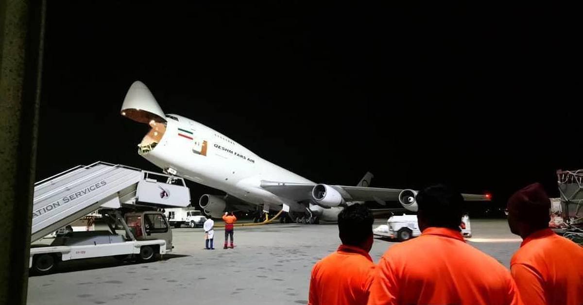 Самолет часто. Боинг 747 в аэропорту. Хвост самолета Боинг 747. Инцидент Boeing 747 Cargo. Опрокидывание самолета на хвост.