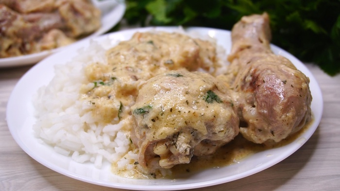 Курица в луково-сметанном соусе Курица, Рецепт, Видео рецепт, Кулинария, Еда, Ужин, Видео, Длиннопост