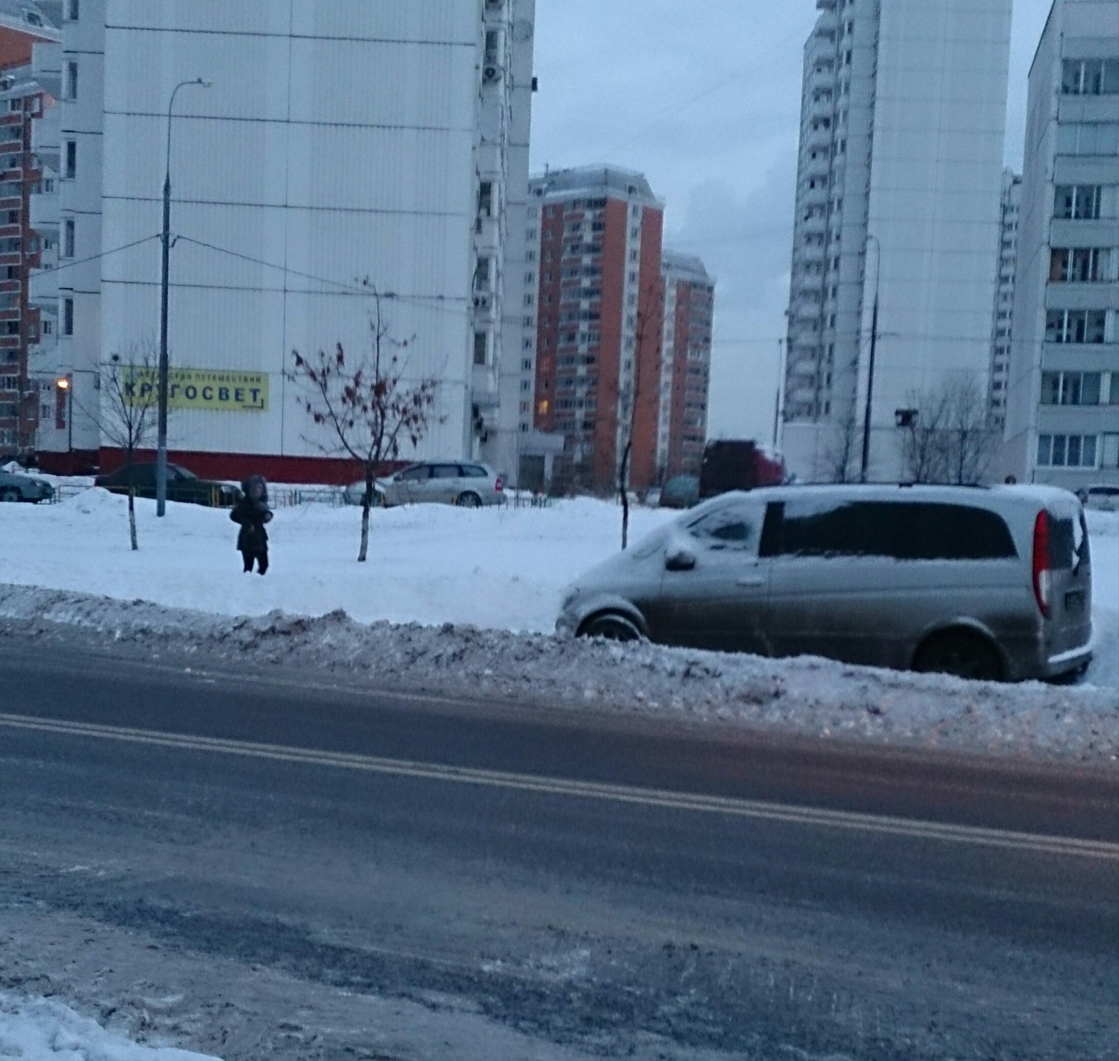 Когда внезапно выпало много снега за ночь, а твоя машинка мешает уборке  дороги. | Пикабу