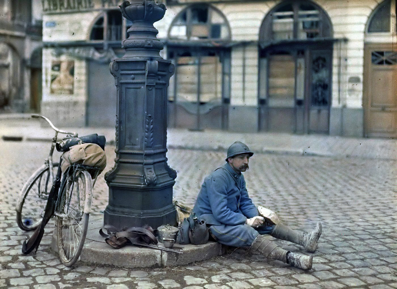 Французский солдат на улице Реймса, 1917 | Пикабу