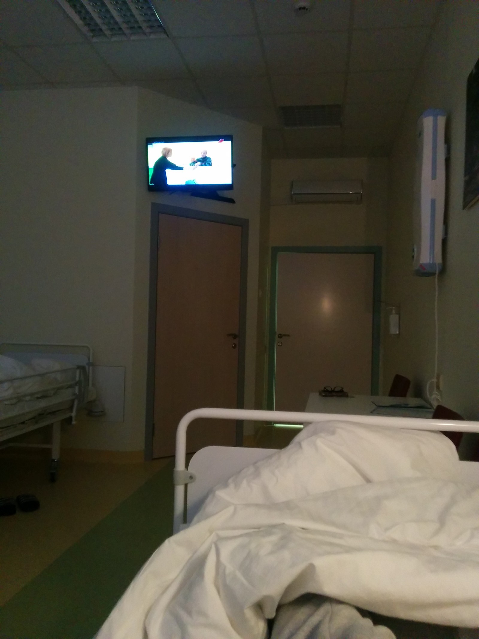 Фото в больнице в палате вечером