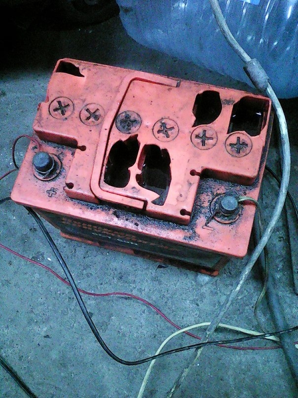 Никогда не пытайтесь заряжать аккумулятор не открутив крышки | Пикабу