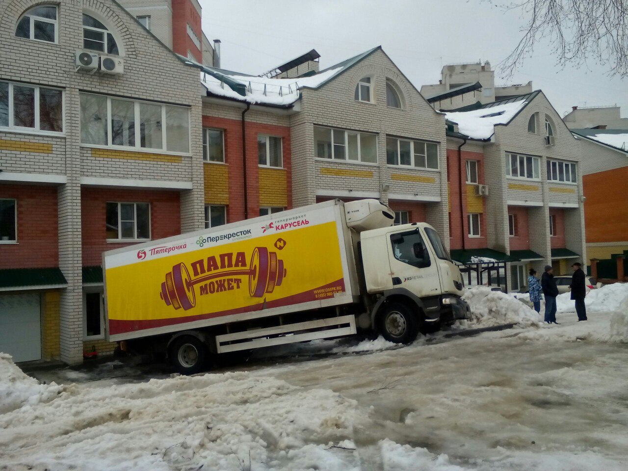 Папа не смог! Во Владимире грузовик стащило к жилому дому. | Пикабу