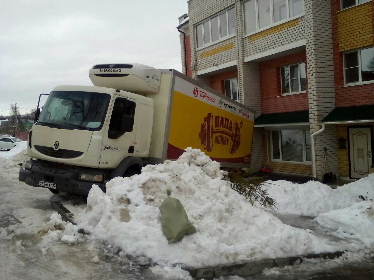 Папа не смог! Во Владимире грузовик стащило к жилому дому. | Пикабу