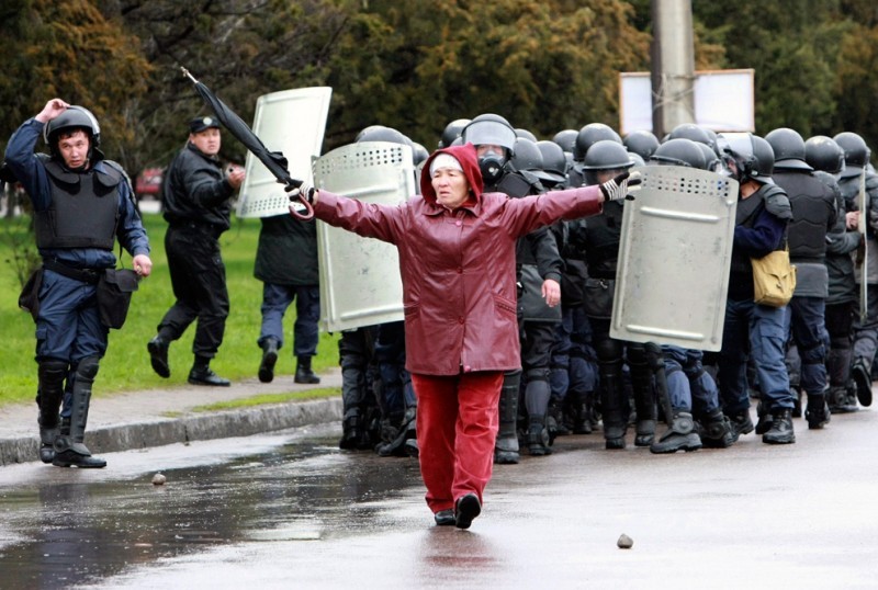 A woman with an umbrella. - Female, Police, The bayanometer is silent, Women