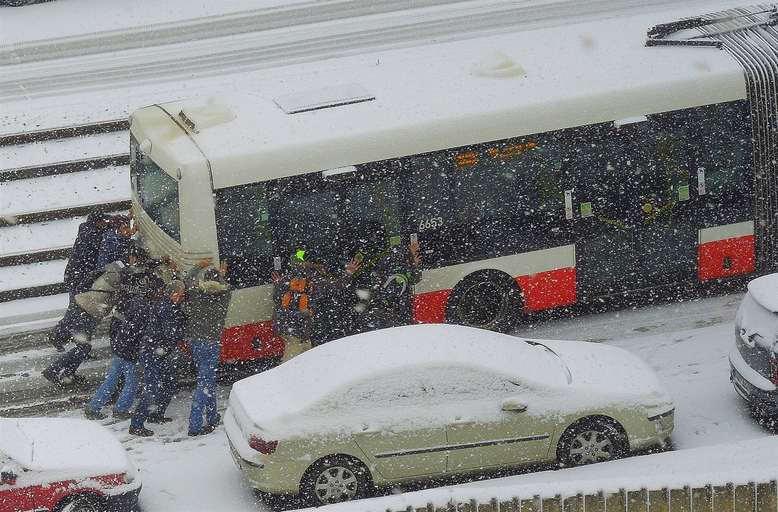 Автобус из-за неожиданного снега не смог заехать на горку, ему пришли на  помощь пассажиры | Пикабу