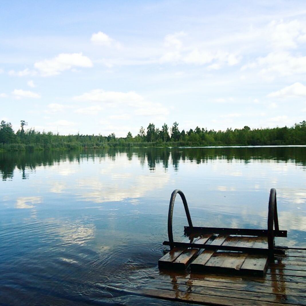 Это озеро привлекает туристов. Озеро бездонное Солнечногорский. Озеро Бездон Угра. Озеро в Солнечногорске. Бездонное озеро Смоленск.