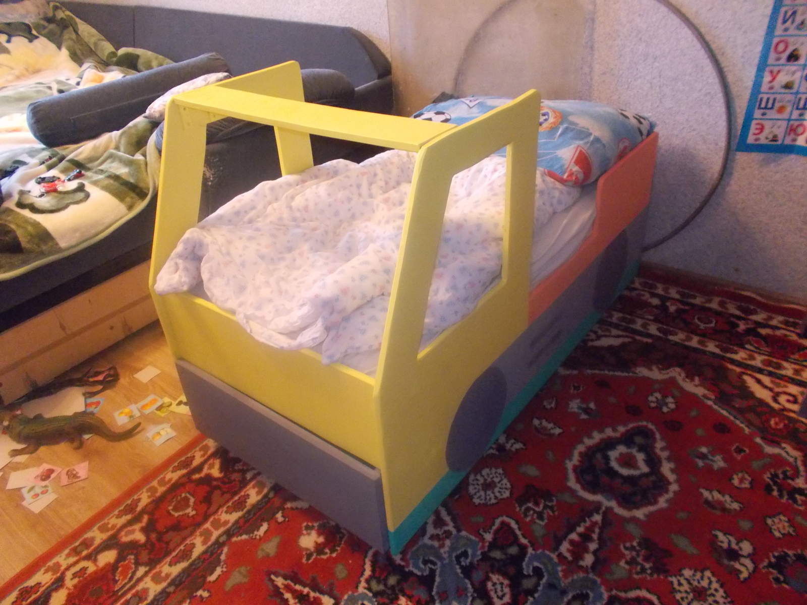 Порадуйте своего ребенка сделав из детской кровати кровать-машину своими руками