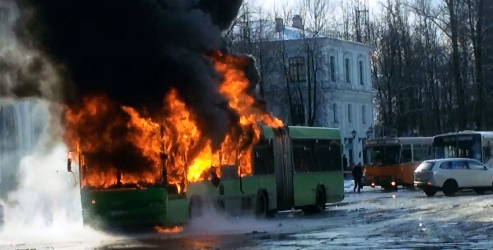 Сгорел городской автобус во Пскове | Пикабу