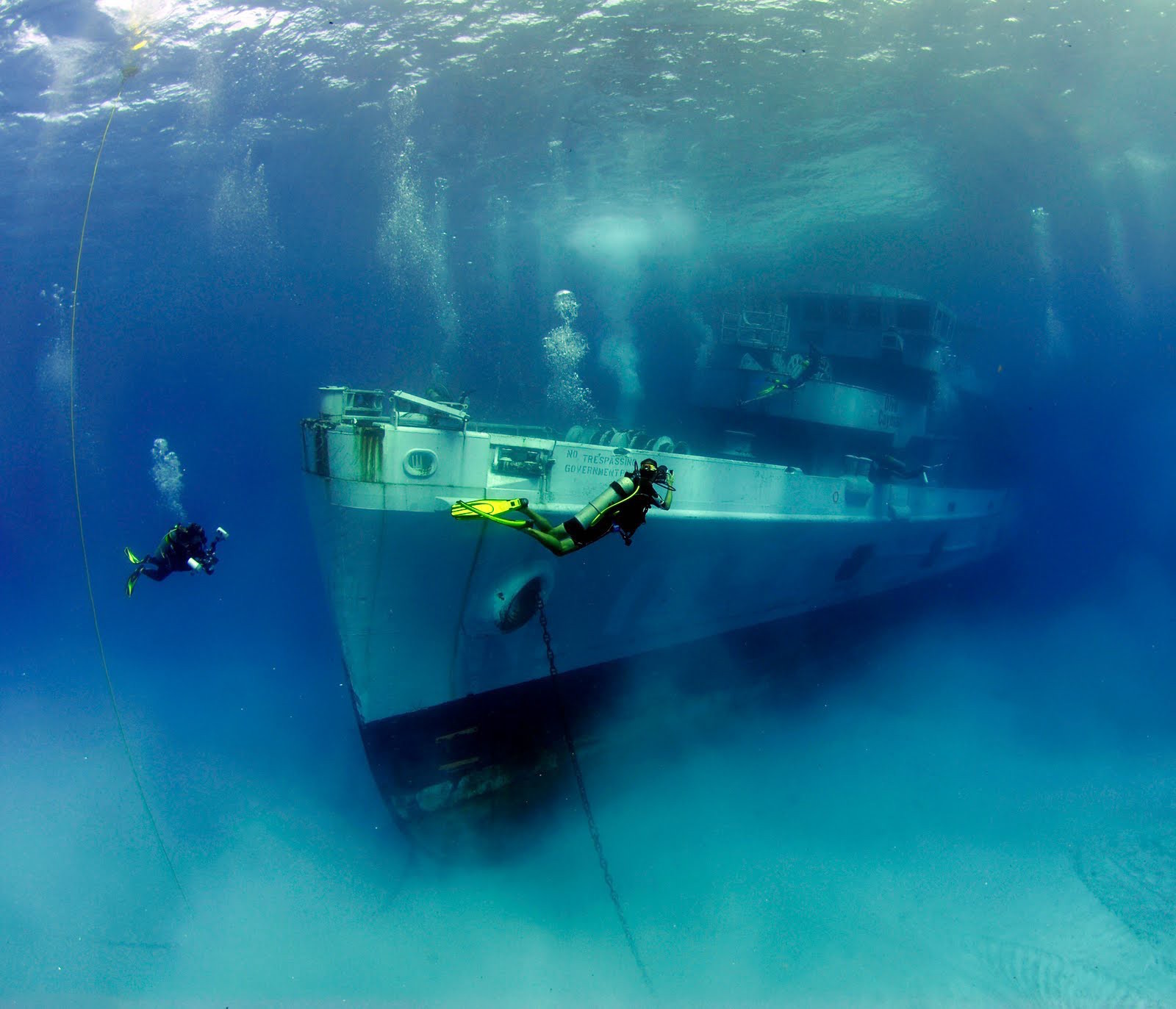 Наибольшая погружения подводных лодок. Kittiwake корабль затонувший. USS Kittiwake 2011. Погружение на дно океана. Подводная лодка под водой.