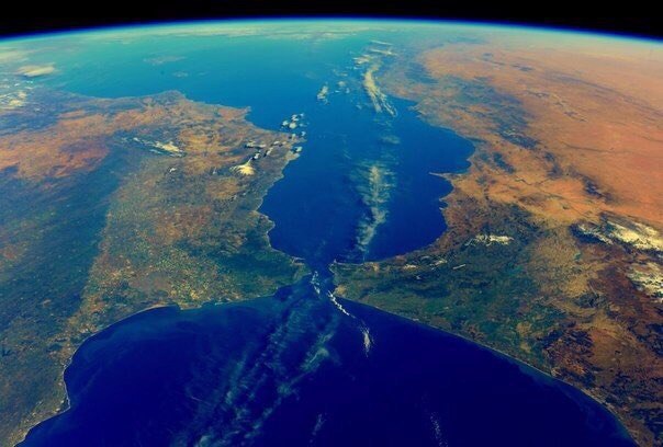 Гибралтарский пролив. Слева Европа, справа Африка. Сегодняшнее фото астронавта Тима Копра | Пикабу