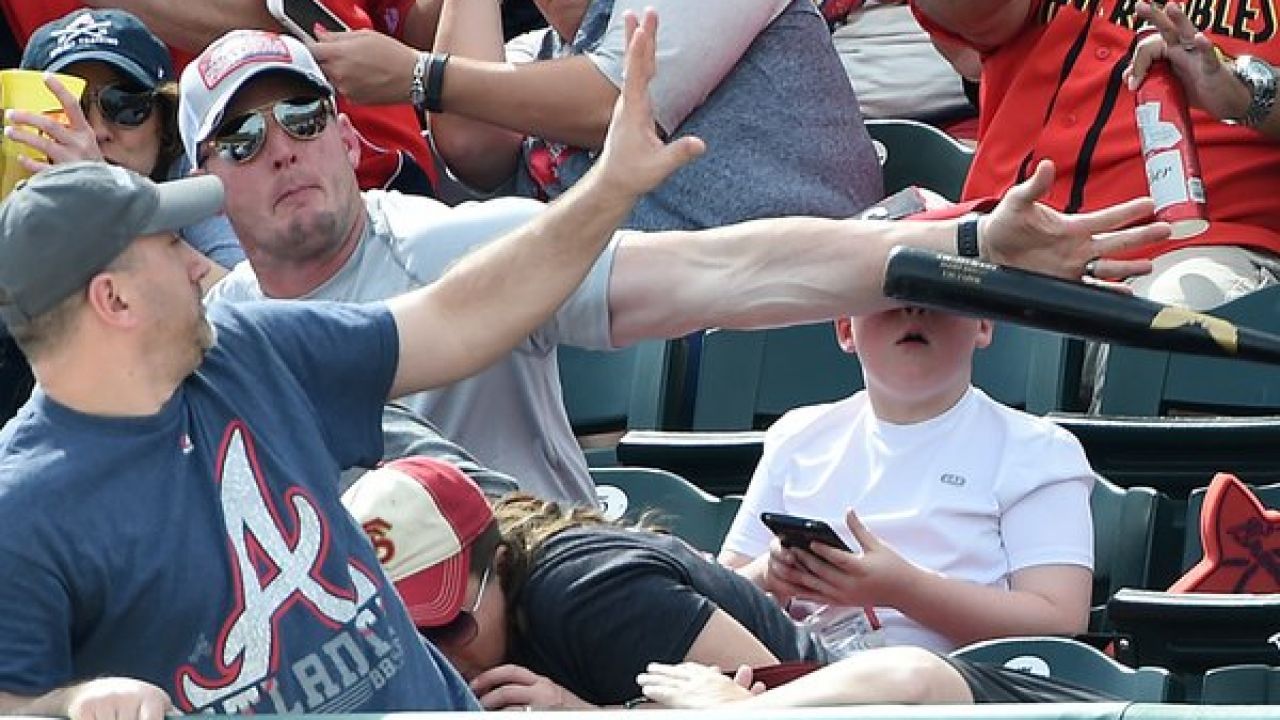 Dad can: Father saves son from being hit by a baseball bat - news, Father, Dad, Baseball