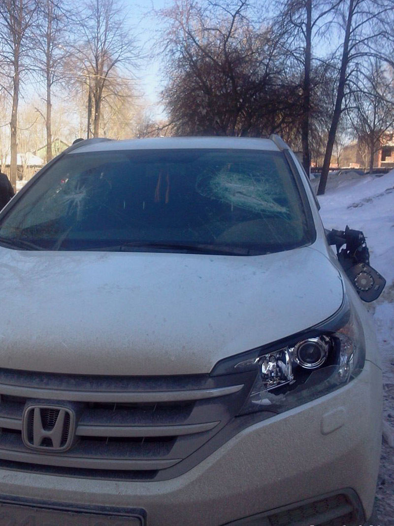 Женщине разбили стекла за парковку на тротуаре | Пикабу