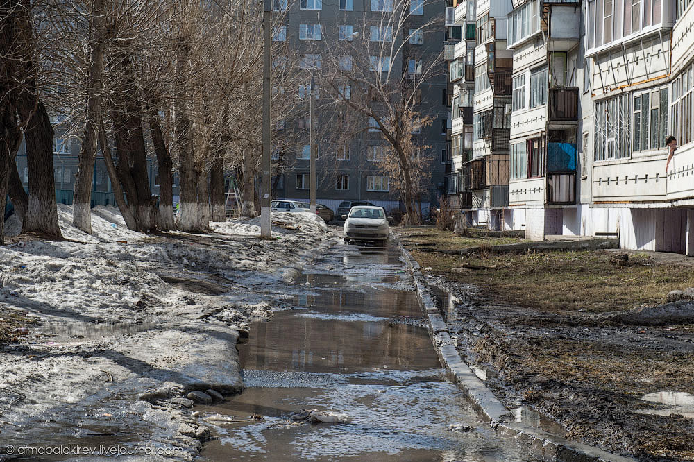 На улице российских городов можно. Весна в России город. Грязь весной. Весна в России грязь. Апрель в городе.