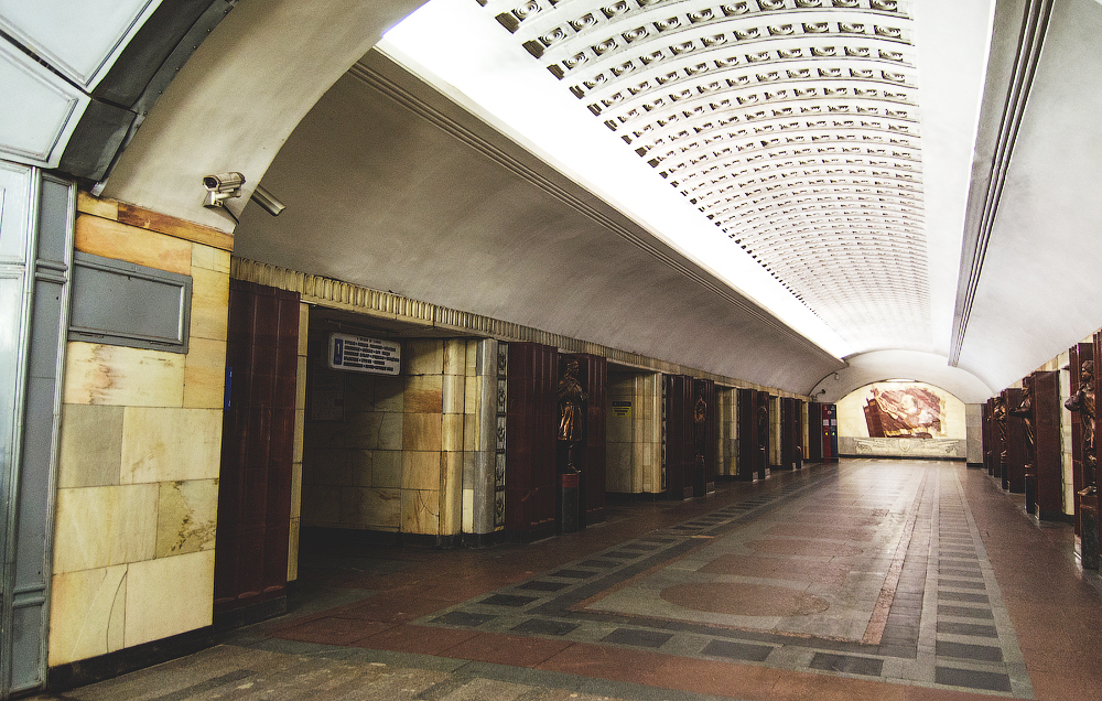 Купить метро бауманская. Станция метро Бауманская 1944. Метро Бауманская снаружи. Станция Бауманская СССР. Станция Бауманская метро пилон.