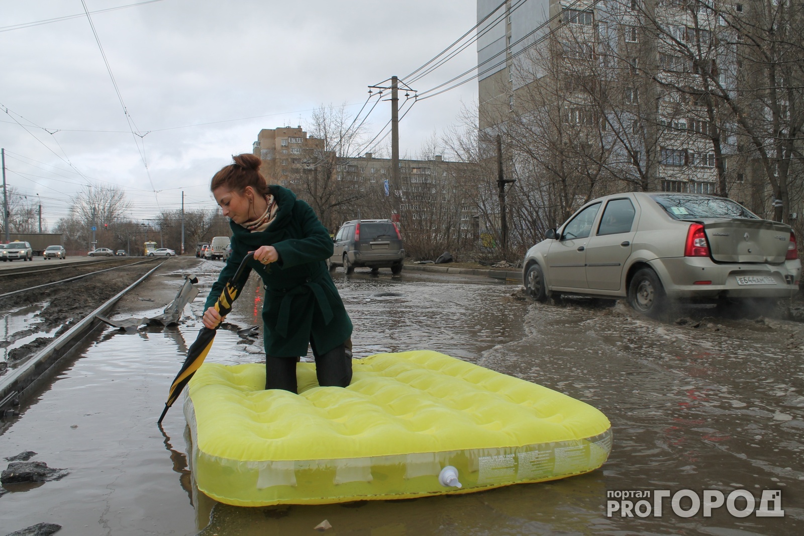 Есть в России настолько глубокие ямы и обильные лужи, что... | Пикабу