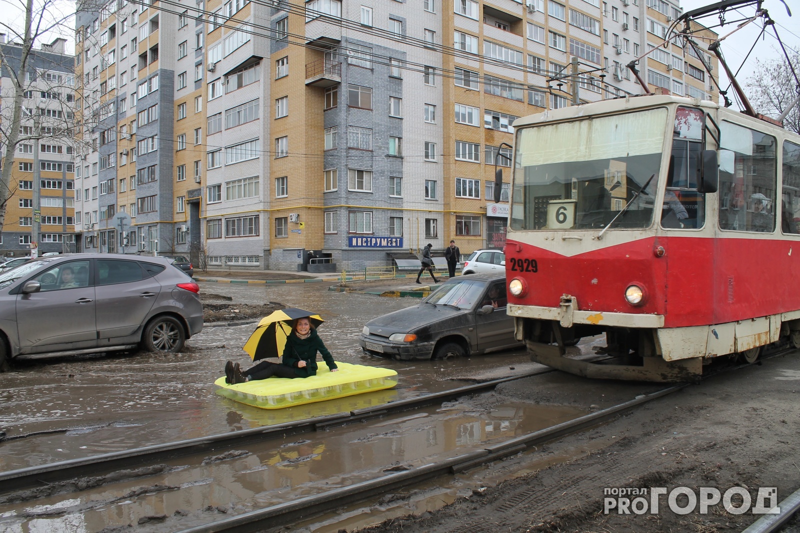 Есть в России настолько глубокие ямы и обильные лужи, что... | Пикабу