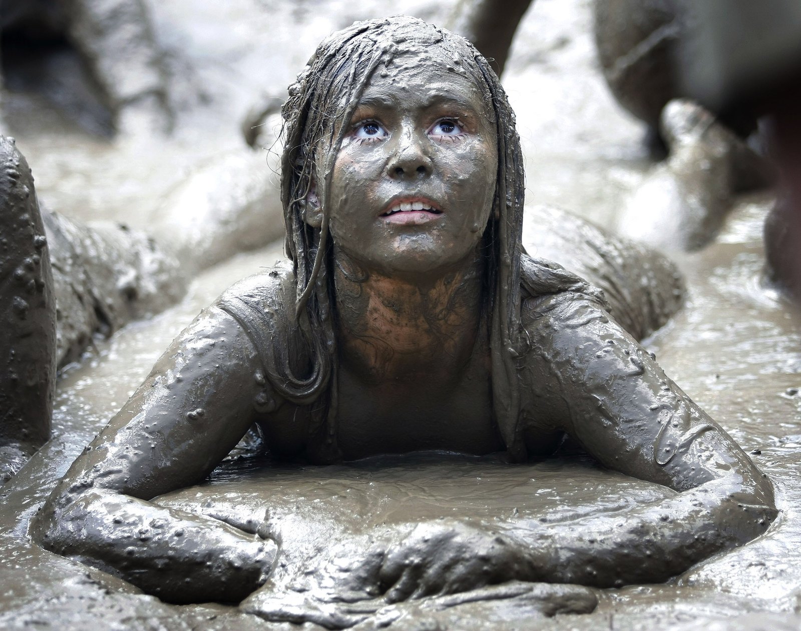 Обнаженная девушка эротично купается в грязи » Голые девушки и красивые женщины – Фото эротика