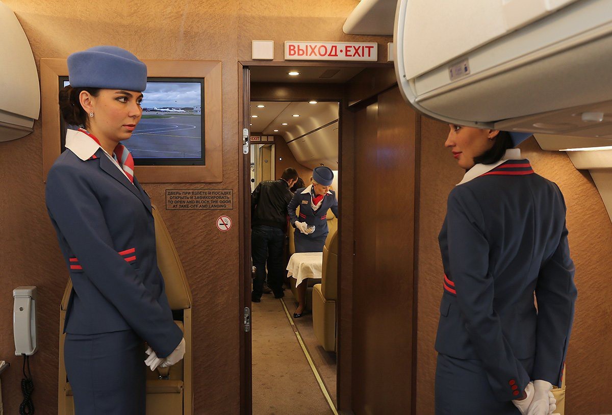 Две горячие стюардессы замутили групповуху с нахальными пассажирами во время полета