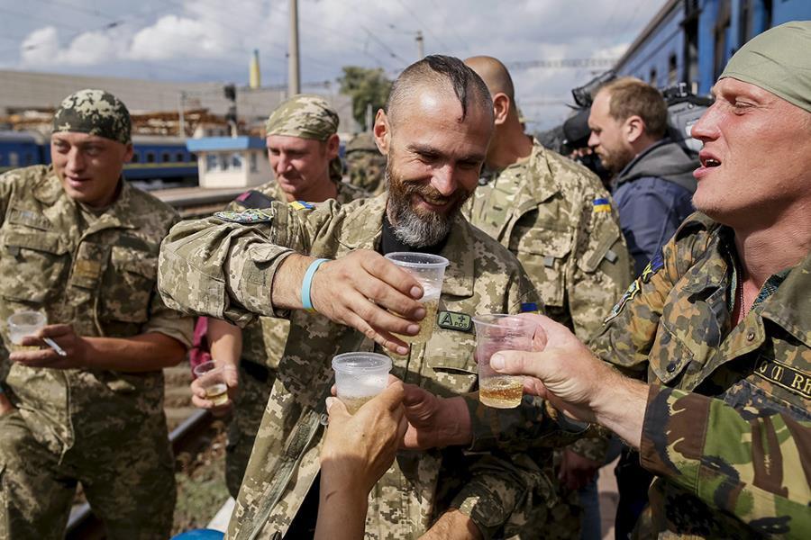 Свыше сотни украинских военных погибли или травмировались из-за алкогольного опьянения | Пикабу