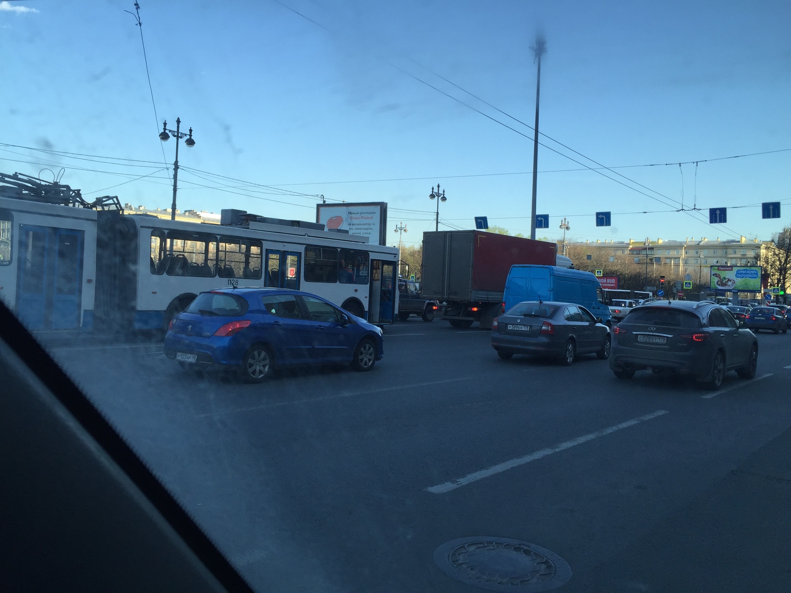 В Санкт-Петербурге сотрудник ГИБДД помог неопытному водителю троллейбуса |  Пикабу