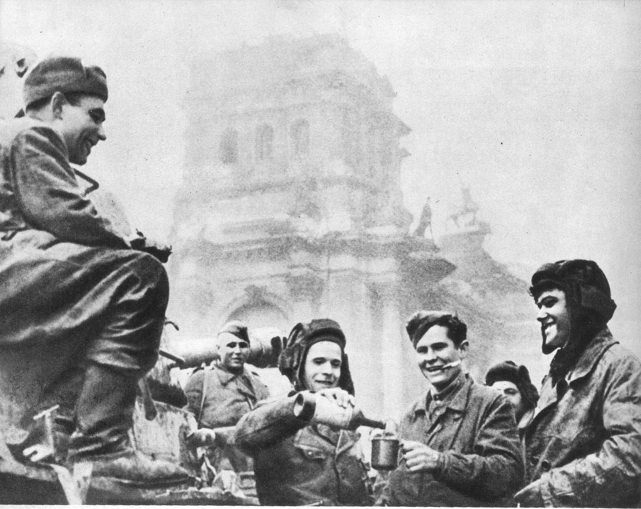 Подборка фотографий, запечатлевших майские дни 1945го. 1 часть | Пикабу