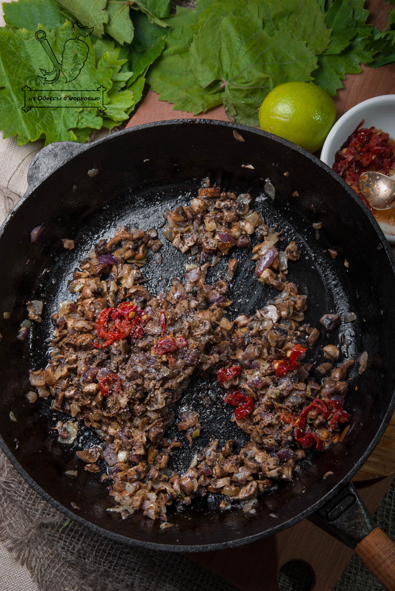 Виноградные листья с бараниной и грибами. 