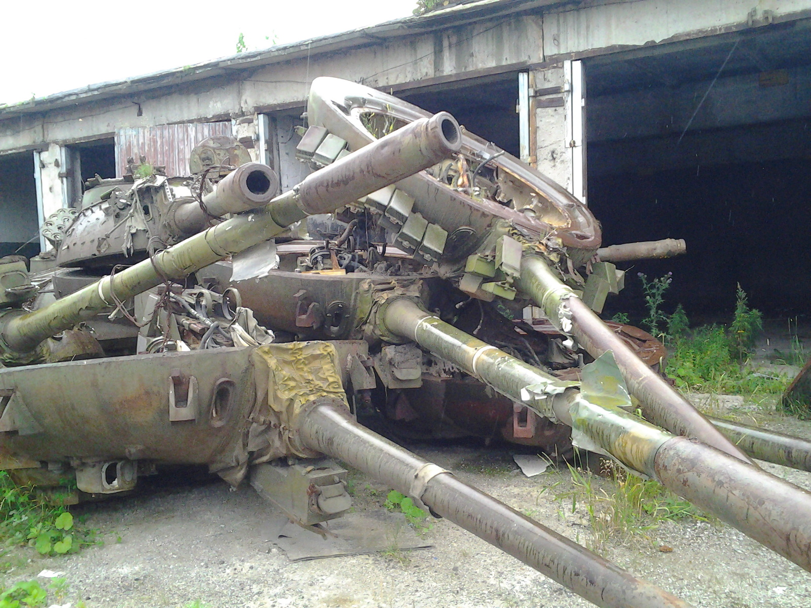 Свалка военной техники в почти заброшенной части + полигон и учебная мина с  воен городка, срочка 2015 декабрь - 2016 декабрь | Пикабу