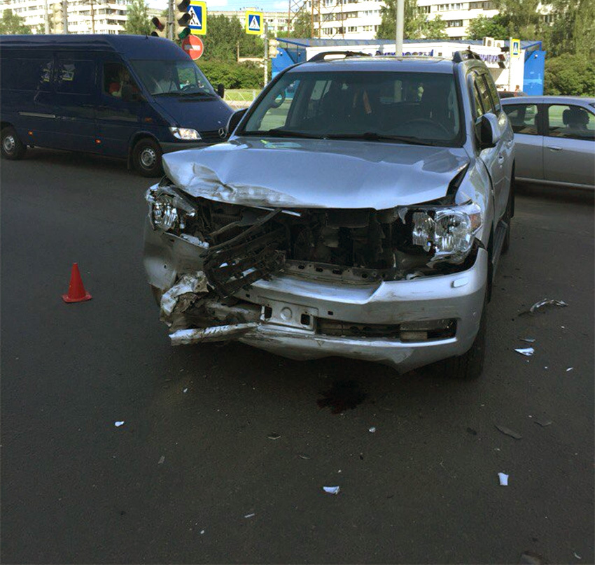 Minibus overturned in St. Petersburg 05/26/2016 - Road accident, Crash, On red, rollover accident, Saint Petersburg, Video, Longpost