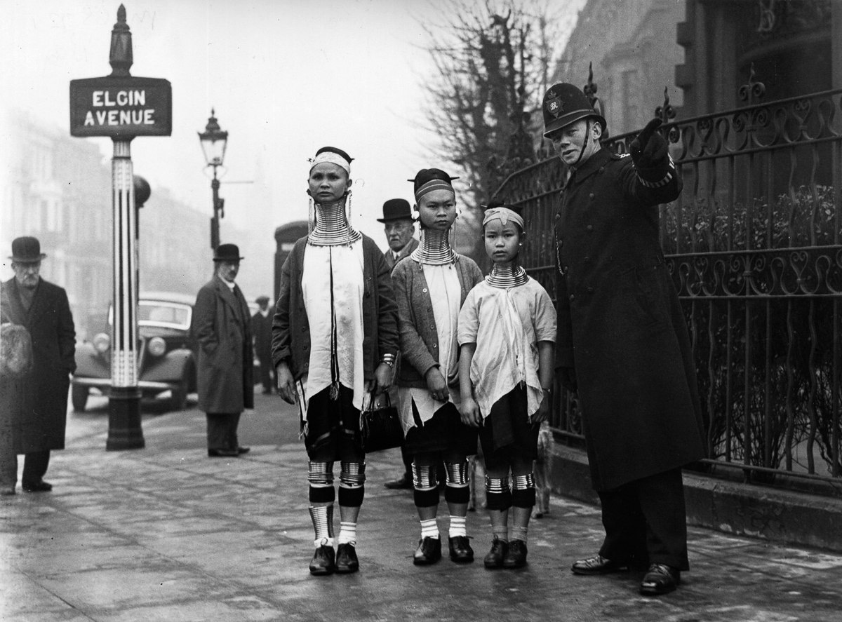 Женщины племени падаунг в Лондоне, 1935 год. | Пикабу