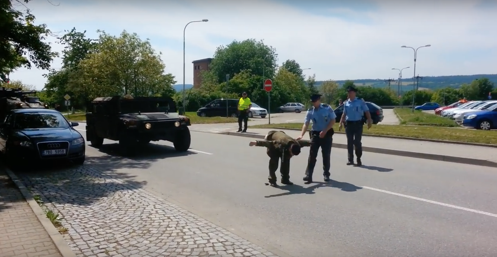 Чешский ветеран снял штаны перед военными США | Пикабу