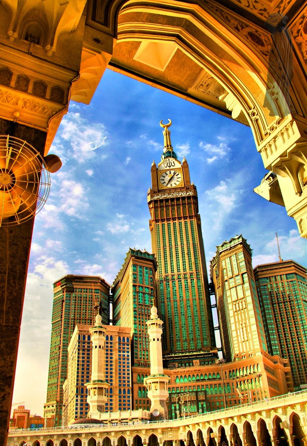 Башня Абрадж Аль-Бейт. Часовая башня Абрадж Аль-Бейт. Брадж Аль-Бейт, Мекка, Саудовская Аравия. Абрадж Аль-Бейт, Мекка, Саудовская Аравия, 601 метр. Башня в мекке